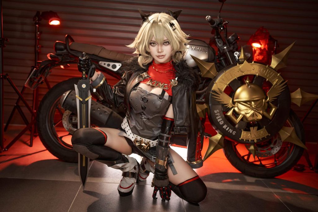 ZinieQ - Caesar King [42P 5V] 绝区零凯撒Cosplay写真